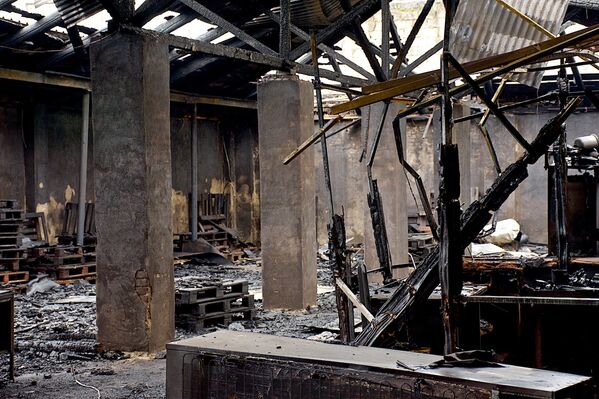 В помещении сгоревшего склада спустя много часов после него сохранялся сильный запах гари - Sputnik Грузия