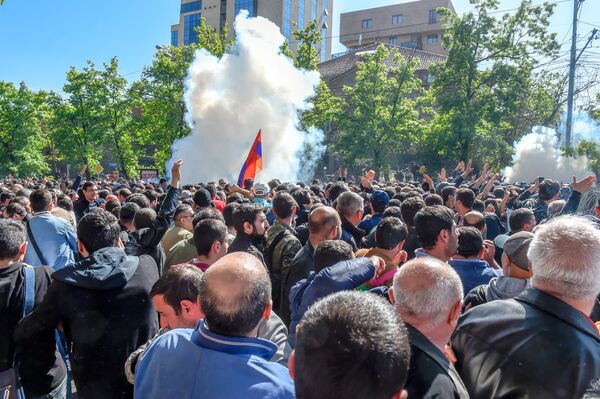 Беспорядки на проспекте Баграмяна (16 апреля 2018). Ереван - Sputnik Грузия