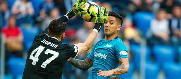 Вратарь Анжи Георгий Лория и игрок Зенита Себастьян Дриусси - Sputnik Грузия