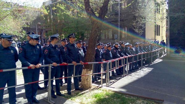 Полиция заблокировала проход на улицу Мелика Адамяна (17 апреля 2018). Ереван - Sputnik Грузия