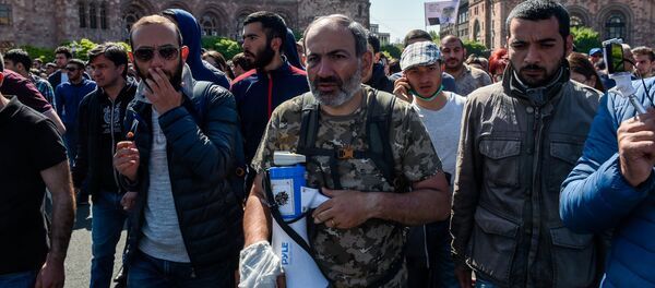 Активисты во главе с Николом Пашиняном на площади Республики (17 апреля 2018). Ереван - Sputnik Грузия
