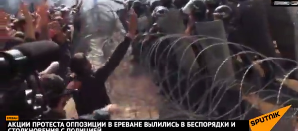 Акции протеста оппозиции в Ереване вылились в беспорядки и столкновения с полицией - Sputnik Грузия