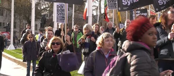 В США и Великобритании прошли протесты против ударов по Сирии - Sputnik Грузия