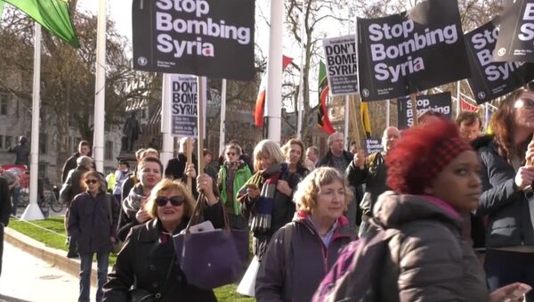 В США и Великобритании прошли протесты против ударов по Сирии - Sputnik Грузия