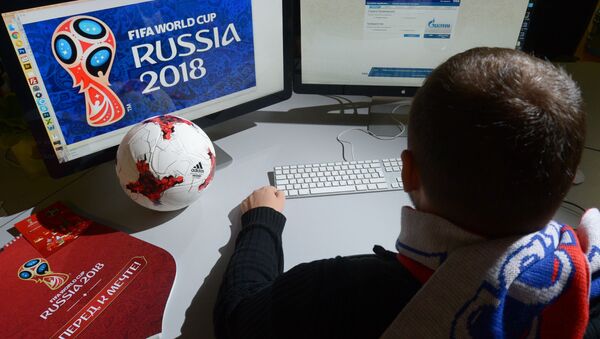 Молодой человек выбирает билеты на матч ЧМ-2018 на официальном сайте ФИФА - Sputnik Грузия