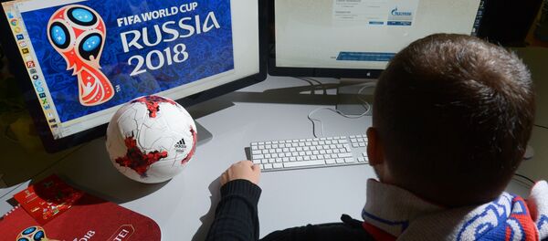 Молодой человек выбирает билеты на матч ЧМ-2018 на официальном сайте ФИФА Молодой человек выбирает билеты на матч ЧМ-2018 на официальном сайте ФИФА - Sputnik Грузия