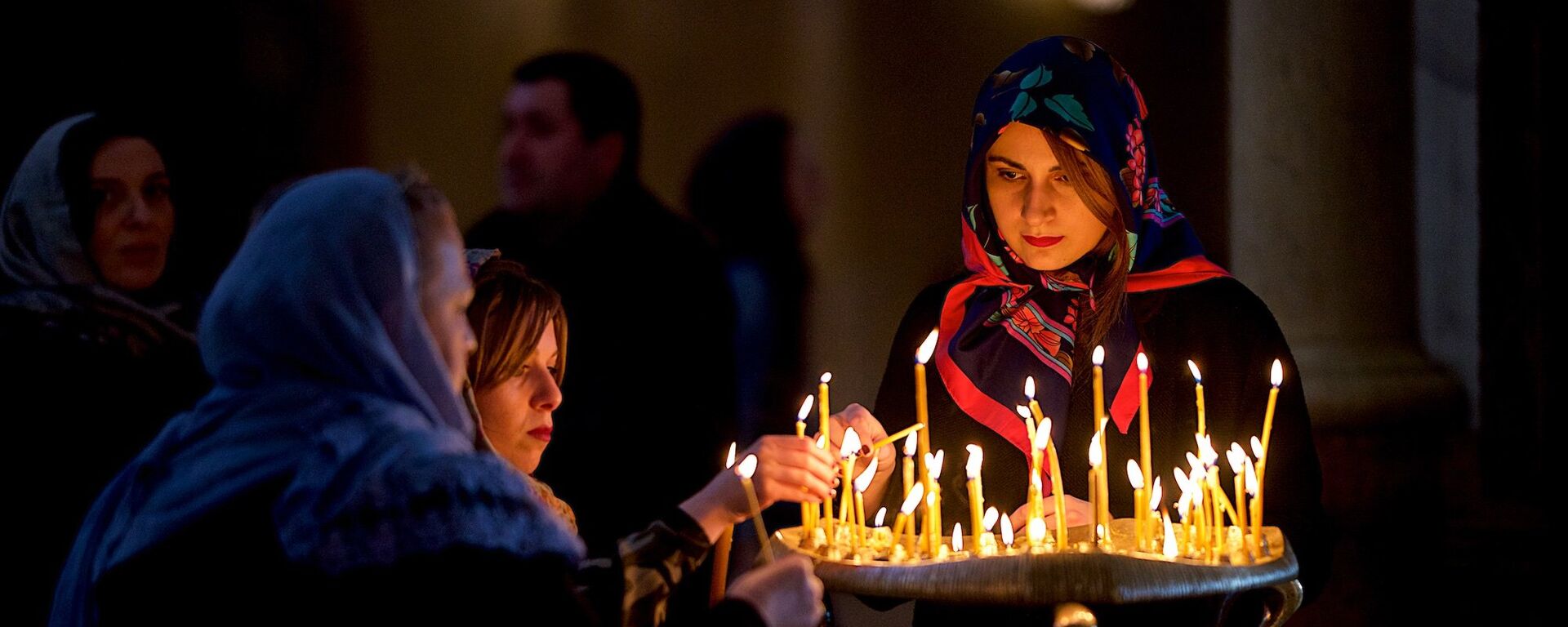 Верующие ставят свечки в церкви перед иконой Богородицы - Sputnik Грузия, 1920, 07.10.2018