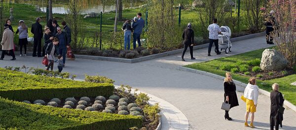 Люди гуляют в парке на территории кафедрального собора Святой Троицы Самеба - Sputnik Грузия