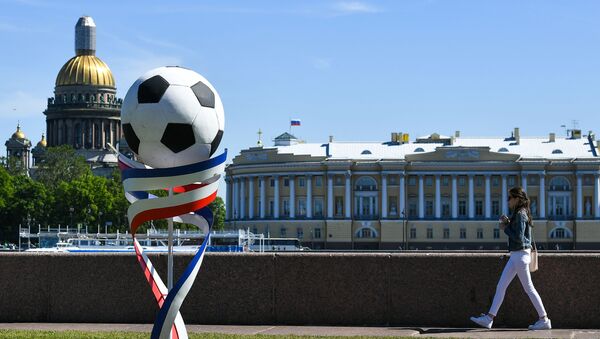 Скульптура в виде футбольного мяча на Университетской набережной в Санкт-Петербурге - Sputnik Грузия