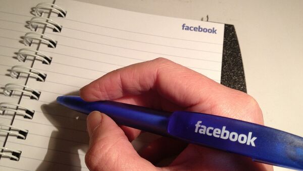 Логотипы социальной сети Фейсбук на ручке и блокноте - Sputnik Грузия