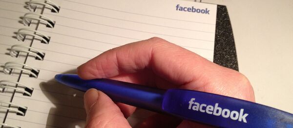 „ფეისბუქის“ ლოგო საწერ კალამსა და ბლოკნოტზე „ფეისბუქის“ ლოგო საწერ კალამსა და ბლოკნოტზე - Sputnik საქართველო