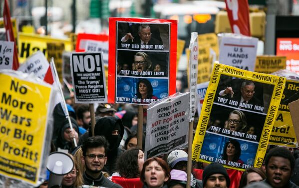 В Нью-Йорке и еще в нескольких американских городах прошли акции протеста против ударов США, Великобритании и Франции по Сирии - Sputnik Грузия