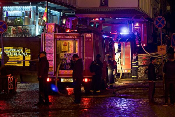 В ликвидации огня в ресторане Мачахела принимали участие около 20 единиц пожарной техники, в том числе 14 автоцистерн, две автолестницы и две спасательные машины - Sputnik Грузия
