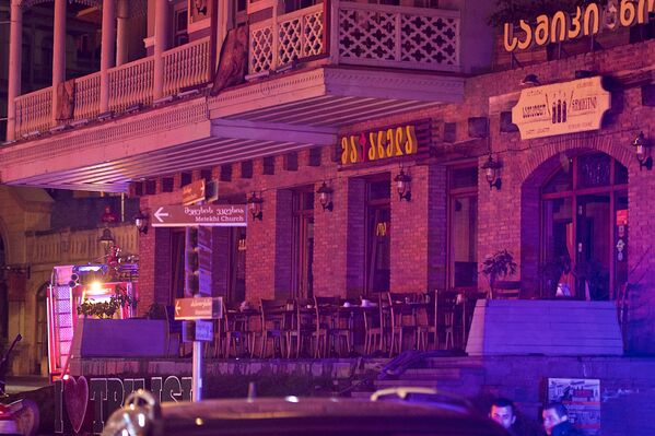 Несмотря на то, что тут работали десятки пожарных-спасателей, на территории вокруг ресторана Мачахела не заметно никаких разрушений или повреждений - Sputnik Грузия
