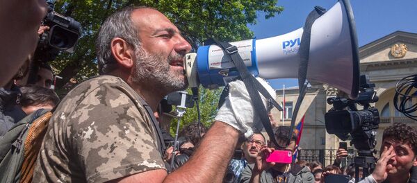 Никол Пашинян перед зданием резиденции Премьер-министра Армении (18 апреля 2018). Ереван - Sputnik Грузия