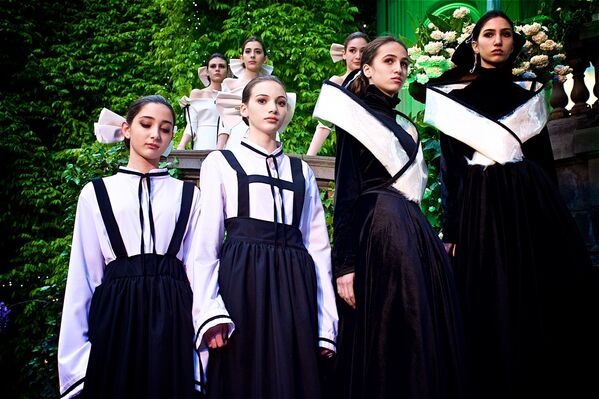 Гостей церемонии встречали девушки в платьях, как у героини Джапаридзе в фильме Кето и Котэ - Sputnik Грузия