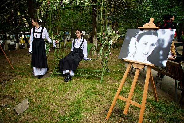 Территория сада также была украшена различными декорациями и фотографиями героини Медеи Джапаридзе из фильма Кето и Котэ - Sputnik Грузия