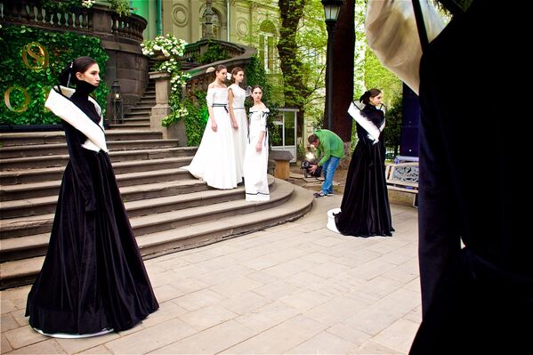 Фотографам и блогерам было что снимать - казалось, вся территория сада в день церемонии открытия Тбилисской Недели моды превратилась в одну большую сцену - Sputnik Грузия