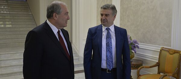 Премьер-министр Карен Карапетян представил Президенту Армену Саркисяну заявление об отставке правительства - Sputnik Грузия