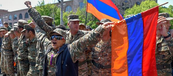 Протестующие в военной форме присоединились к шествию студентов (23 апреля 2018). Ереван - Sputnik Грузия