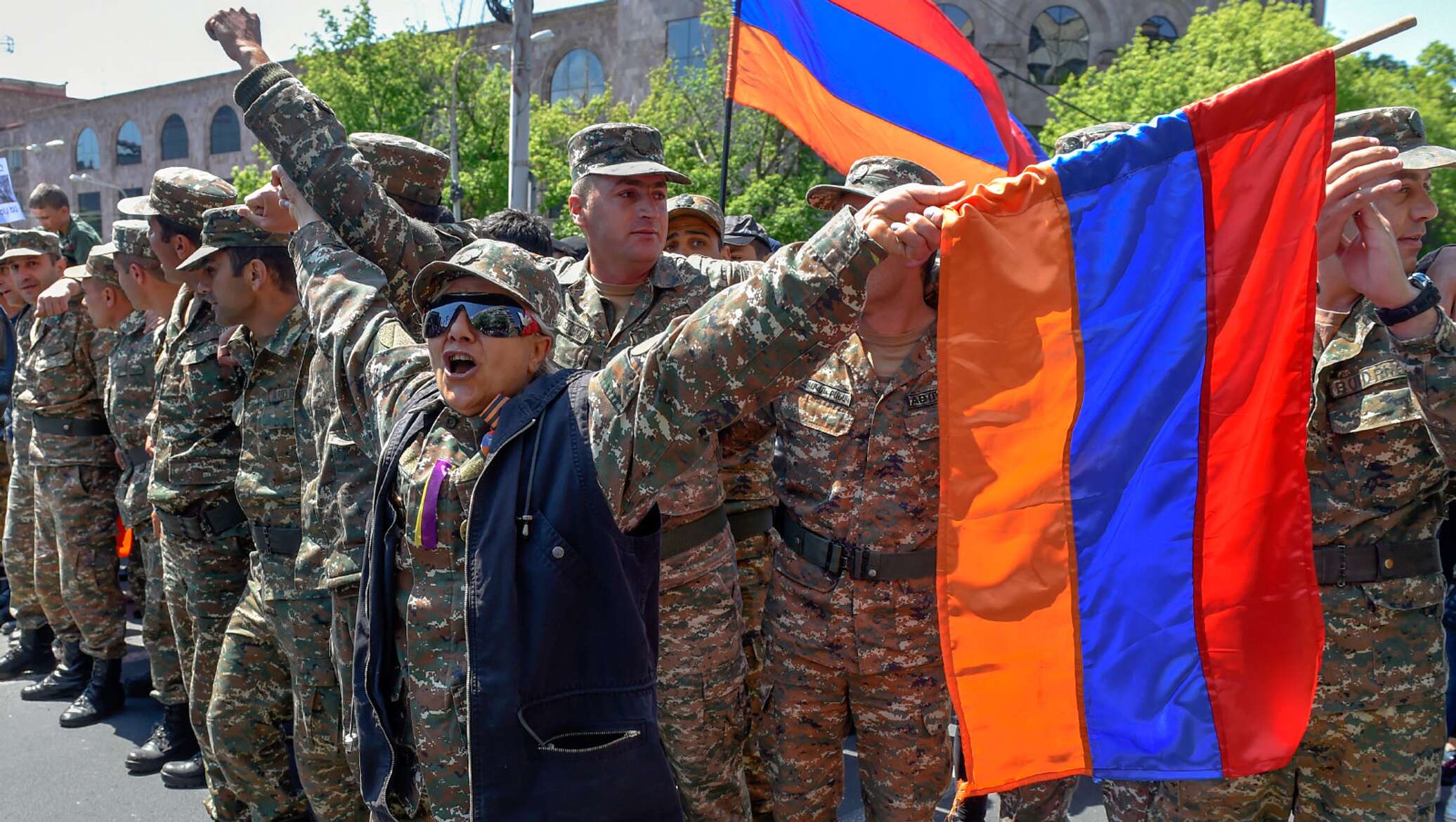 флаг армении и россии вместе