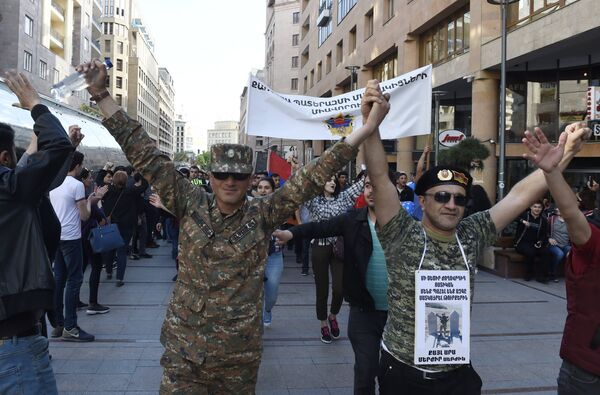 Победный марш оппозиции по улицам Еревана после отставки Саргсяна - Sputnik Грузия
