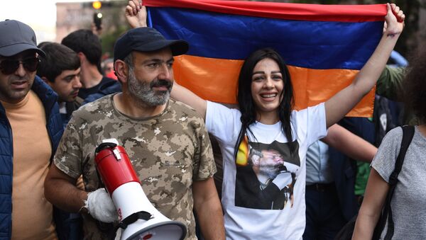 Митинг в Ереване в связи с отставкой С. Саргсяна - Sputnik Грузия