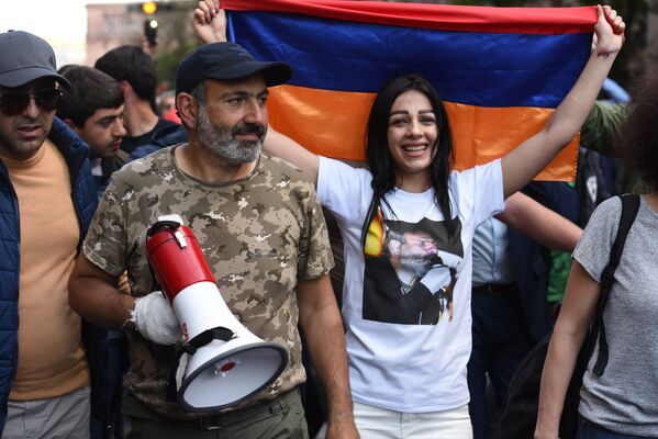 Многотысячные акции протеста в Ереване завершились т.н. бархатной революцией - глава правительства покинул пост. На фото: лидер протестного движения Мой шаг Никол Пашинян (второй слева) - Sputnik Грузия