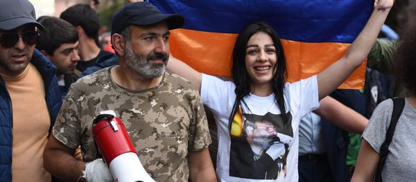 Митинг в Ереване в связи с отставкой С. Саргсяна - Sputnik Грузия