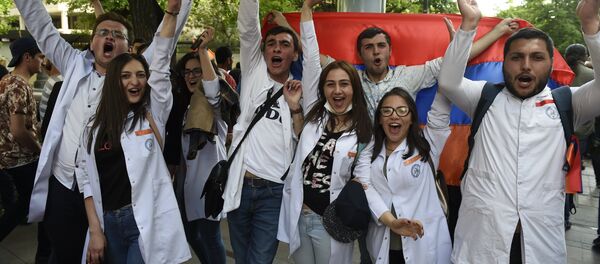 Митинг в Ереване в связи с отставкой С. Саргсяна - Sputnik Грузия