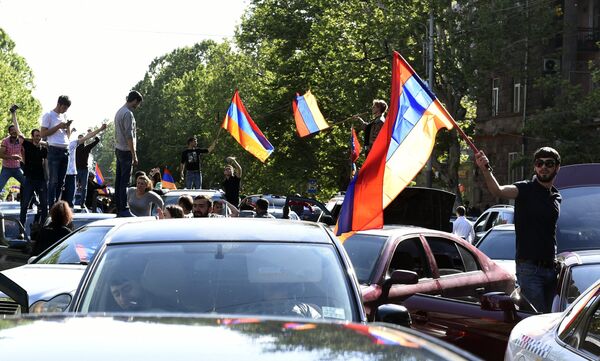 Площадь Республики и все ведущие к ней улицы на сотни метров были заполнены десятками тысяч скандирующих людей - Sputnik Грузия