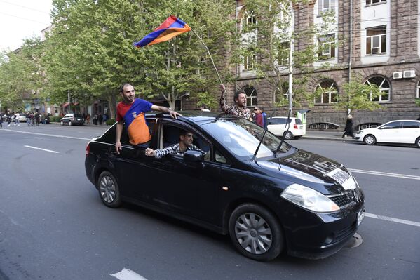 Тем временем участники митинга в Ереване празднуют отставку премьер-министра Сержа Саргсяна - Sputnik Грузия