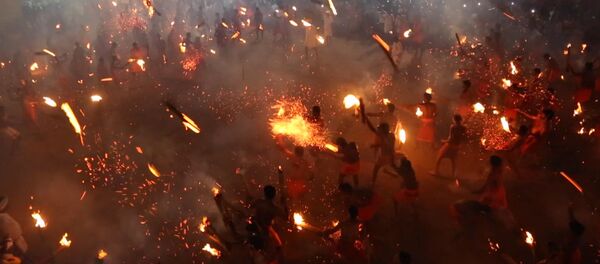 Факельную битву устроили в Индии - Sputnik Грузия