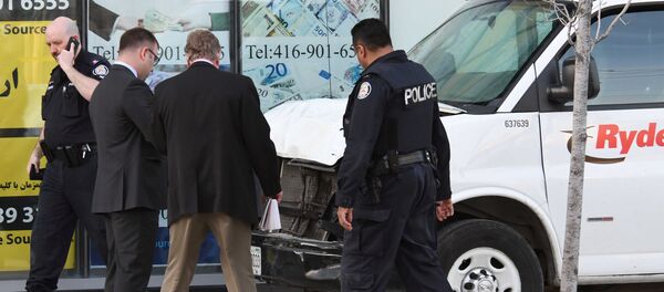 Полицейские и следственная группа на месте наезда автомобиля на людей в Торонто - Sputnik Грузия