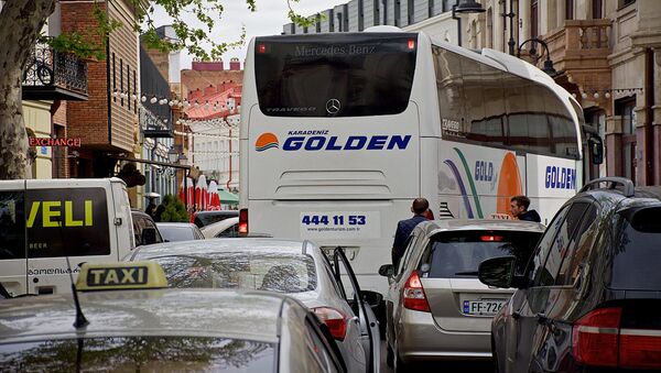 Автобус с туристами создал пробку в Тбилиси, пытаясь въехать в поворот - Sputnik Грузия