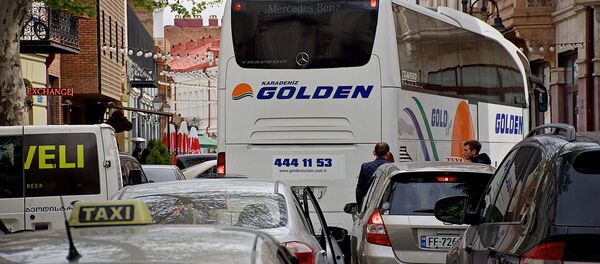 Автобус с туристами создал пробку в Тбилиси, пытаясь въехать в поворот - Sputnik Грузия