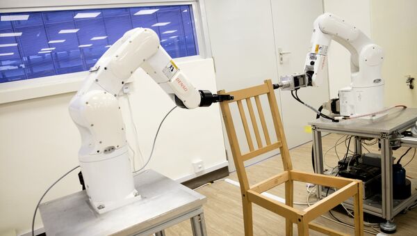 Роботы в технологическом университете в Сингапуре Nanyang Technological University собирают стул из IKEA - Sputnik Грузия