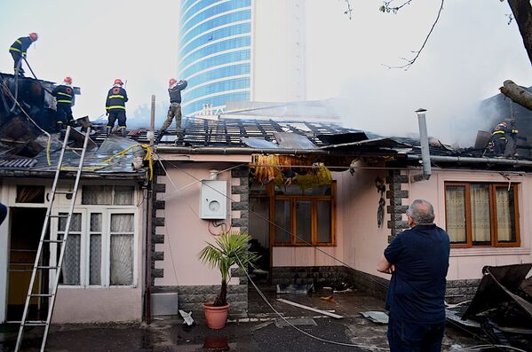Пожар в жилом квартале в центре Батуми сразу оказался в центре внимания грузинских СМИ - Sputnik Грузия