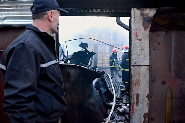 На тушение пожара были брошены десятки пожарных-спасателей - Sputnik Грузия