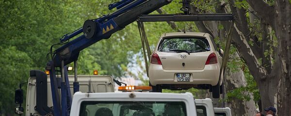 Эвакуация машин за неправильную парковку с одной из тбилисских улиц - Sputnik Грузия