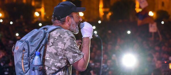 Лидер оппозиционной фракции Елк Никол Пашинян во время митинга на площади Республики (25 апреля 2018). Ереван - Sputnik Грузия