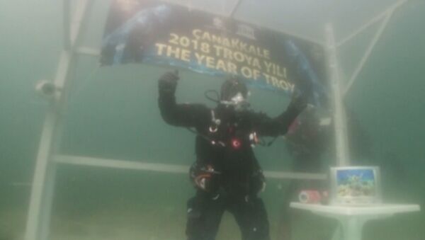 Турецкий аквалангист установил рекорд Книги Гиннесса по самому долгому погружении в самое холодное море - Sputnik Грузия