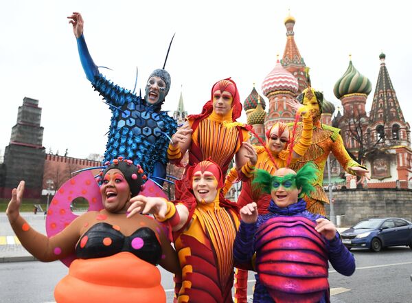 Артисты цирковой труппы Cirque du Soleil показали бесплатную шоу-программу  в парке Зарядье на открытии летнего сезона - Sputnik Грузия