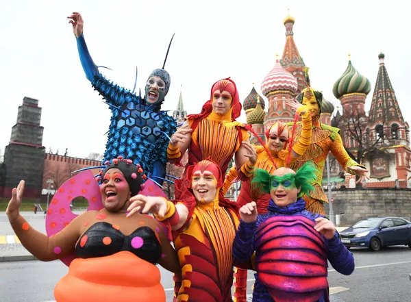 Артисты цирковой труппы Cirque du Soleil показали бесплатную шоу-программу в парке Зарядье на открытии летнего сезона Артисты цирковой труппы Cirque du Soleil показали бесплатную шоу-программу в парке Зарядье на открытии летнего сезона - Sputnik Грузия