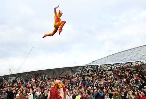 Cirque du Soleil-ის მსახიობებმა პარკ ზარიადიეში ზაფხულის სეზონი გახსნეს - Sputnik საქართველო