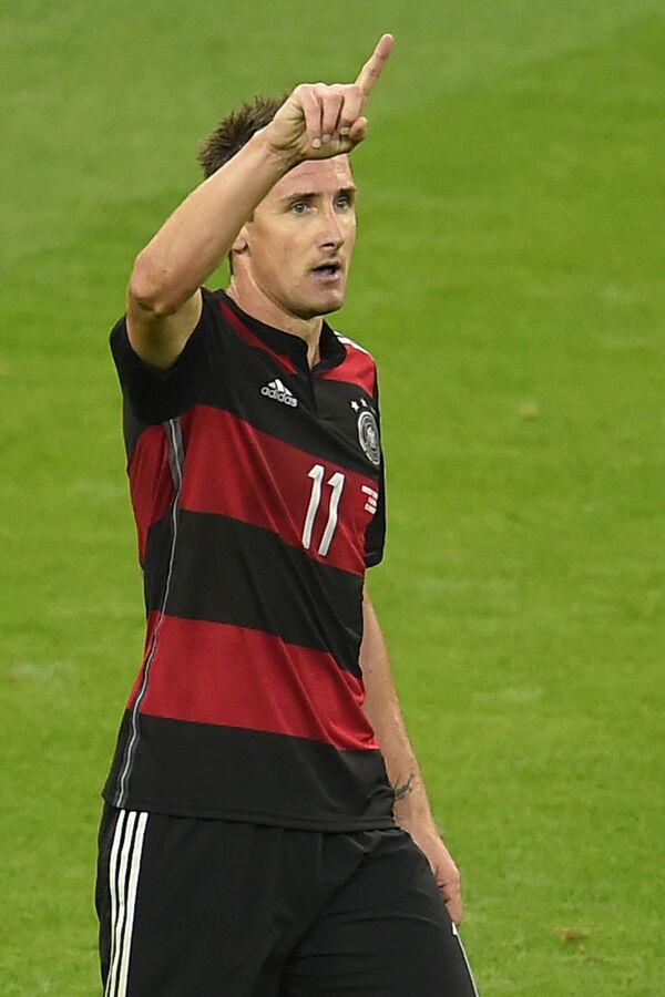 Нападающий сборной Германии Мирослав Клозе празднует победу в полуфинальном матче между Бразилией и Германией на стадионе Mineirao в Белу-Оризонти во время чемпионата мира по футболу 2014 года 8 июля 2014 года - Sputnik Грузия