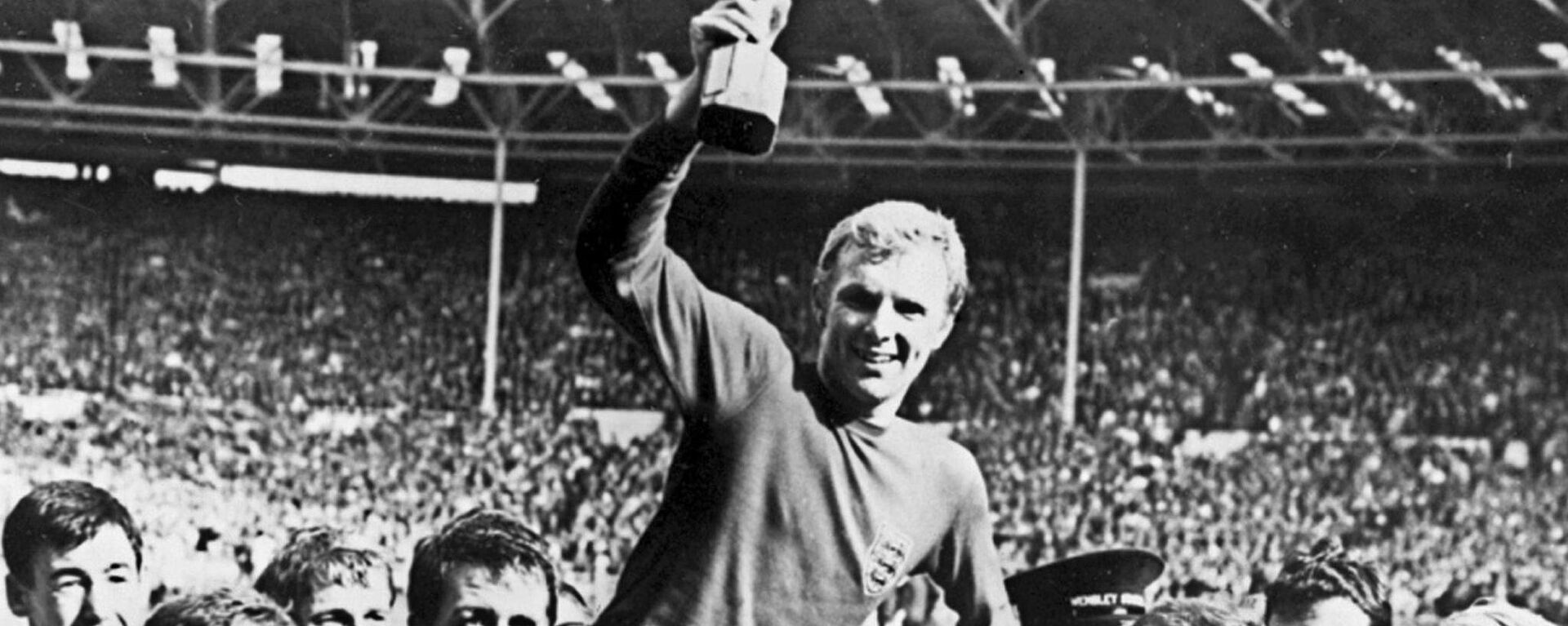 Капитан Бобби Мур держит в руках кубок после победы Англии над Германией (4-2 в дополнительное время) в финале Кубка мира 30 июля 1966 года на стадионе Уэмбли в Лондоне - Sputnik Грузия, 1920, 27.04.2018