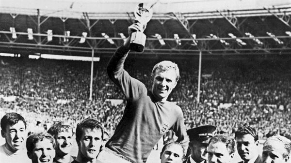 Капитан Бобби Мур держит в руках кубок после победы Англии над Германией (4-2 в дополнительное время) в финале Кубка мира 30 июля 1966 года на стадионе Уэмбли в Лондоне - Sputnik Грузия
