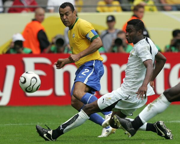 Бразильский защитник Кафу (слева) борется за мяч с защитником Ганы Иллиасу Шилла в рамках Чемпионата мира по футболу в Германии в 2006 году - Sputnik Грузия