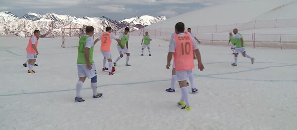 В Сочи любители футбола сыграли на высоте 2000 метров В Сочи любители футбола сыграли на высоте 2000 метров - Sputnik Грузия